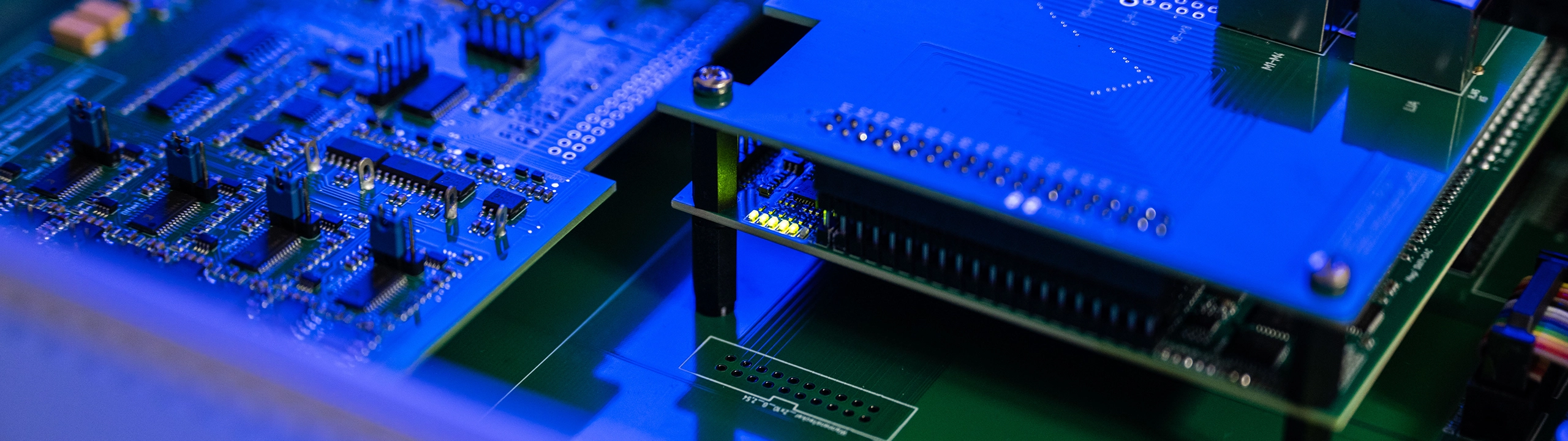 Bild einer Elektronik eines Steuerungsgeräts für ein Rasterelektronenmikroskop