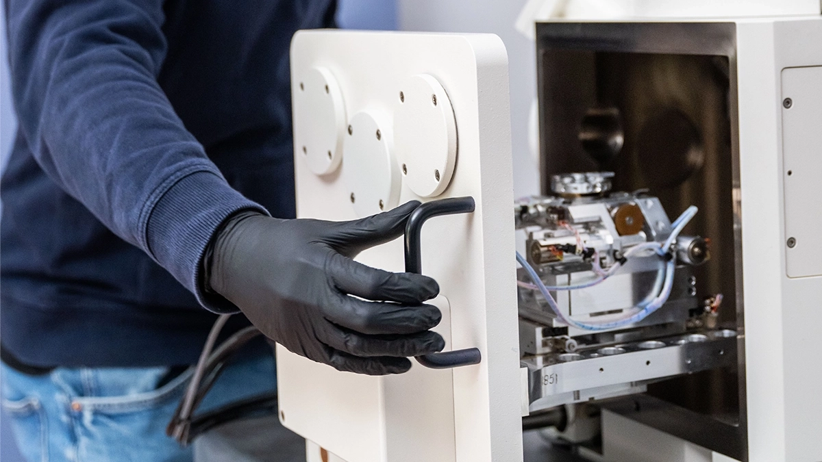 point electronic Service Mitarbeiter bei der Arbeit an einem Elektronenmikroskop